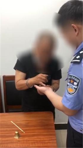 男子用筷子“三件套”@￥行骗 民警：有算到今天被抓吗？