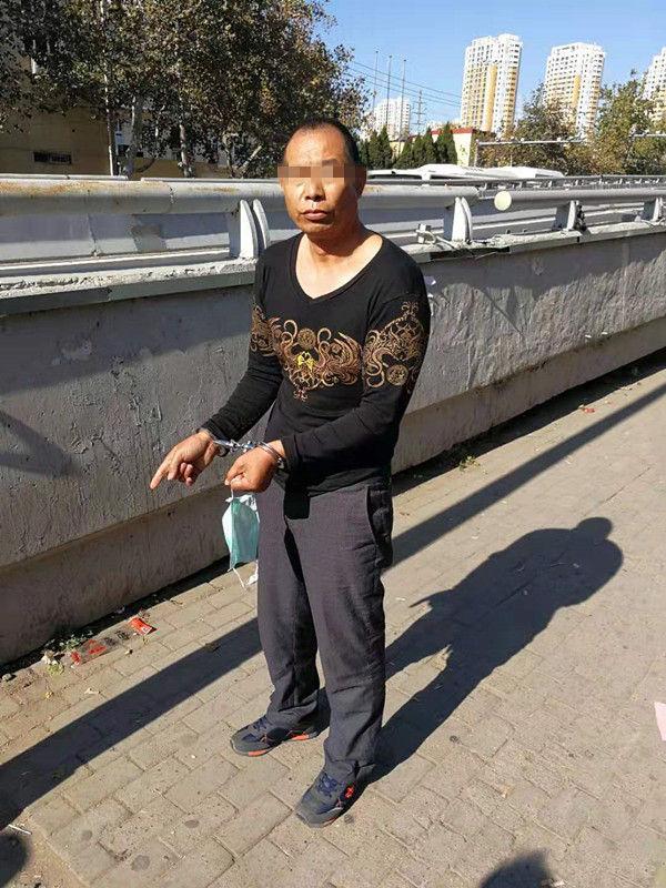 在青岛街头冒充和尚骗钱，三男一女被民警抓现行