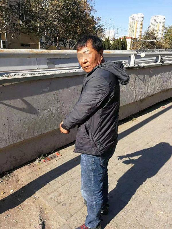 在青岛街头冒充和尚骗钱，三男一女被民警抓现行
