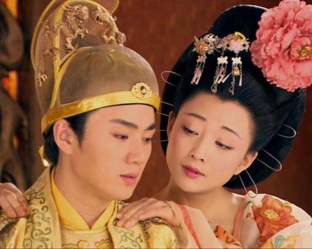 此女出生后三天三夜没哭，@￥的说：这是皇后命，但也是祸水命