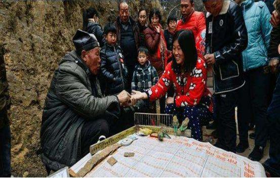 甘肃@￥村薛家湾，家家精通占卜，世代相传天书，背后有何秘密？