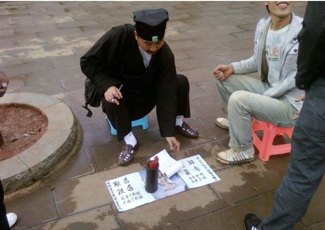 2006年，河南女子带儿子@￥后神秘失踪，@￥先生一家也一同消失