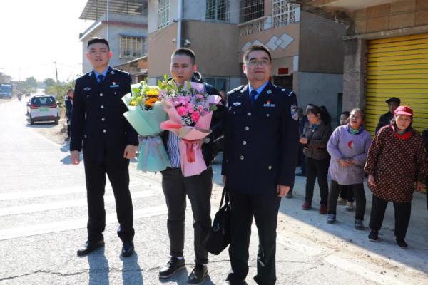 男子与家人失散32年，长沙民警跨省助团圆