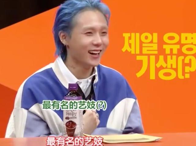 泫雅与自己的内衣广告牌合影！惹得网友骂声一片，营销号也受争议