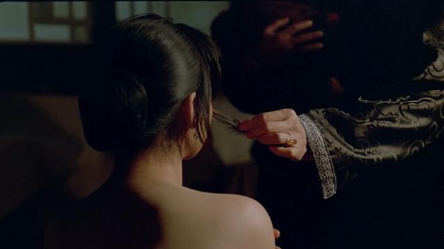 揭露旧社会陋习的电影，富豪丈夫婚前去世，女人只能嫁给一根木头