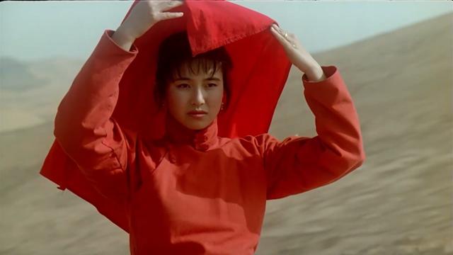揭露旧社会陋习的电影，富豪丈夫婚前去世，女人只能嫁给一根木头