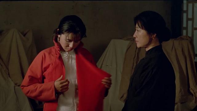 揭露旧社会陋习的电影，富豪丈夫婚前去世，女人只能嫁给一根木头