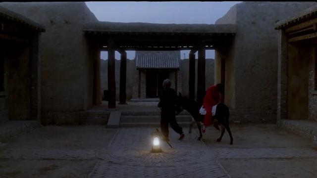 揭露旧社会陋习的电影，富豪丈夫婚前去世，女人只能嫁给一根木头