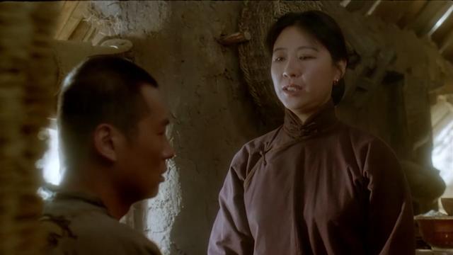 揭露旧社会陋习的电影，富豪丈夫婚前去世，女人只能嫁给一根木头