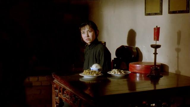揭露旧社会陋习的电影，富豪丈夫婚前去世，女人只能嫁给一根木头