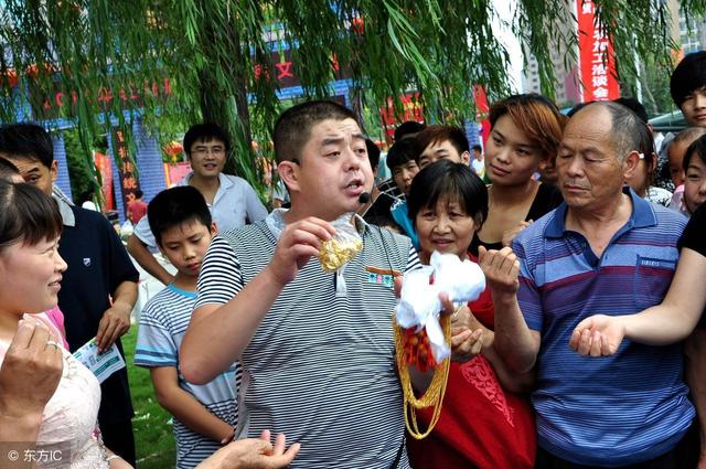 国庆出游看到这些请绕行：街头免费送“金饰”，神鸡灵鸟会@￥