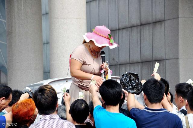 国庆出游看到这些请绕行：街头免费送“金饰”，神鸡灵鸟会@￥