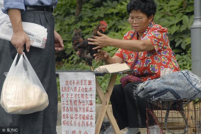 国庆出游看到这些请绕行：街头免费送“金饰”，神鸡灵鸟会@￥