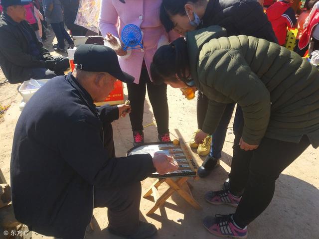 国庆出游看到这些请绕行：街头免费送“金饰”，神鸡灵鸟会@￥