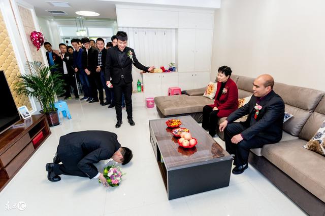 十跪父母恩，父母情，一辈子都还不完！孝道传诵人人有责！