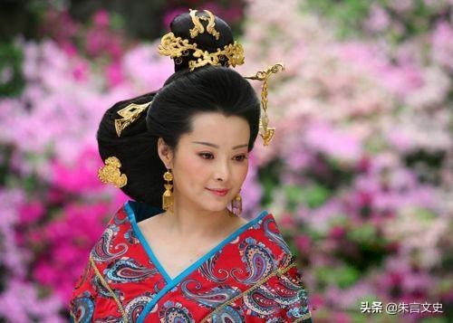 一个官员被免职后举家迁徙，有@￥的对他说：八十年后必出贵女！