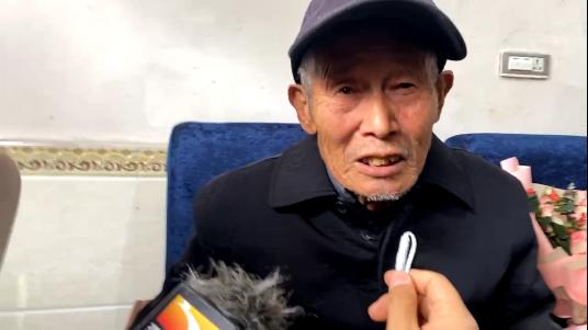 《亲爱的》原型父子回到湖北监利老家，奶奶紧抱孙卓痛哭