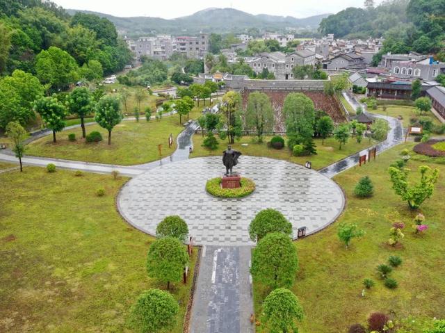 林伯渠为何评价李济深“晚节可风”？