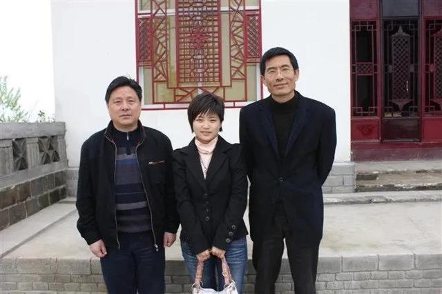 父亲真的老了，每每去看他，总是佝着腰，送我们上车，倚门而笑