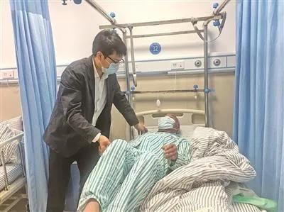 父亲真的老了，每每去看他，总是佝着腰，送我们上车，倚门而笑