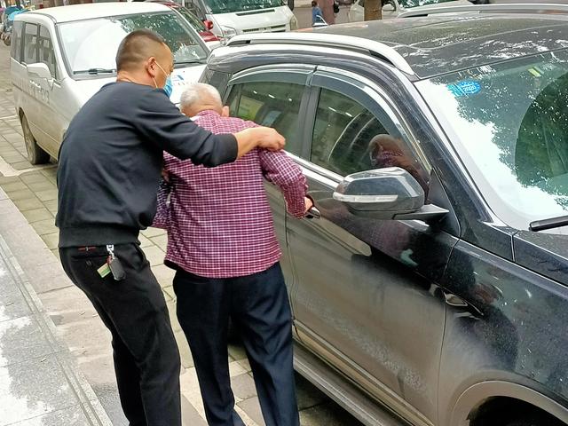 父亲真的老了，每每去看他，总是佝着腰，送我们上车，倚门而笑