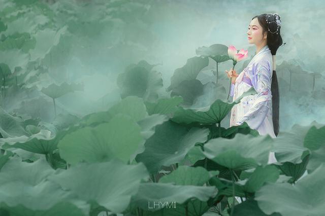 故事：她是低等的浣衣女史，在树下被罚跪时，受皇上青睐当上宠妃