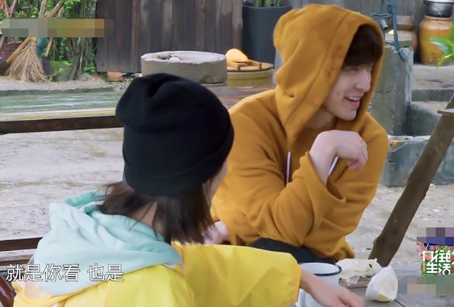 杨紫给张艺兴“@¥”,翻到自己的牌是红心,一番解释cp党甜到了