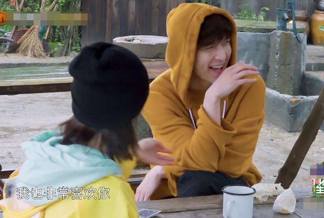 杨紫给张艺兴“@¥”,翻到自己的牌是红心,一番解释cp党甜到了