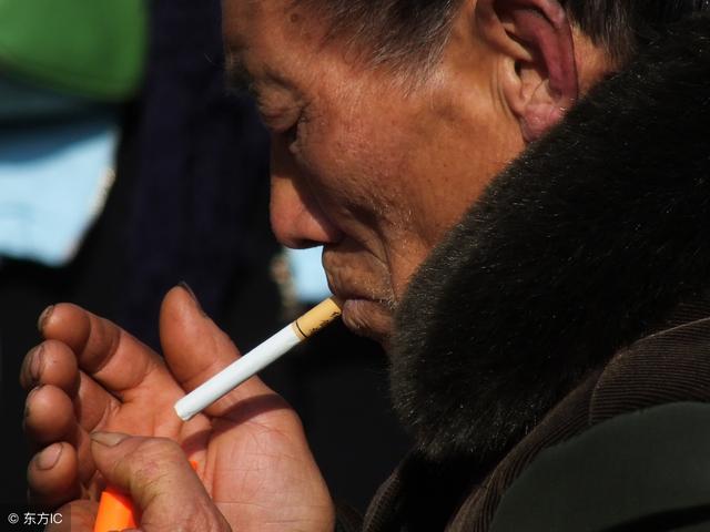 老人爱抽烟，儿子不阻止，@￥先生说：最近有血光之灾