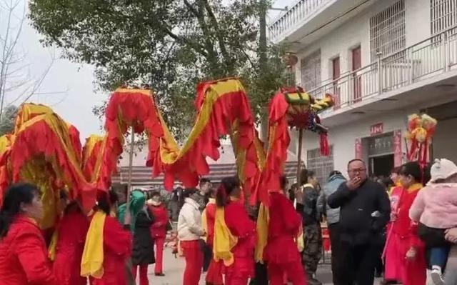 不是你们一句‘好不容易养大的’，就变成你们的孩子“亲爱的小孩”回家了