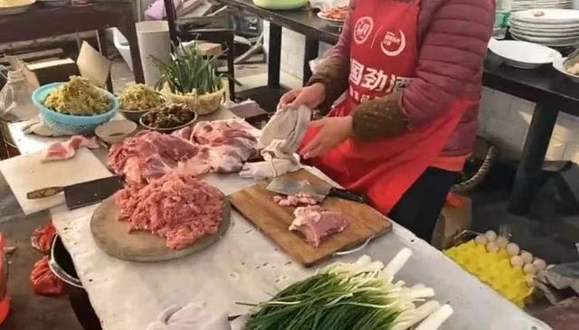 不是你们一句‘好不容易养大的’，就变成你们的孩子“亲爱的小孩”回家了