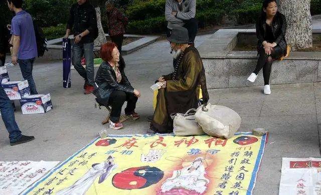 央视曝光网络@￥骗局，狗头96分“读书运好”，多专家现身科普