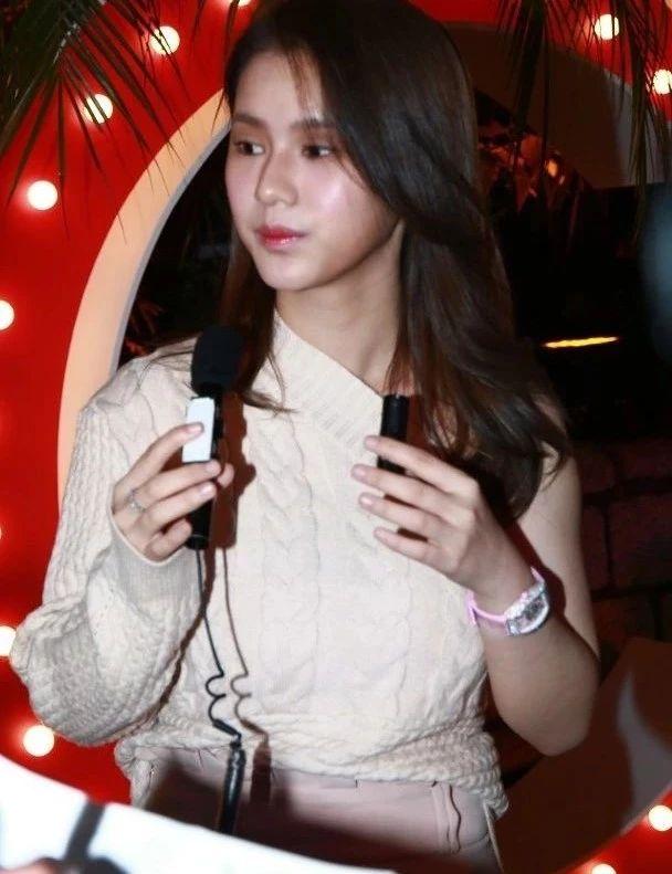 曾是餐厅服务员因被偷拍走红网络 如今22岁获捧成影视歌三栖艺人