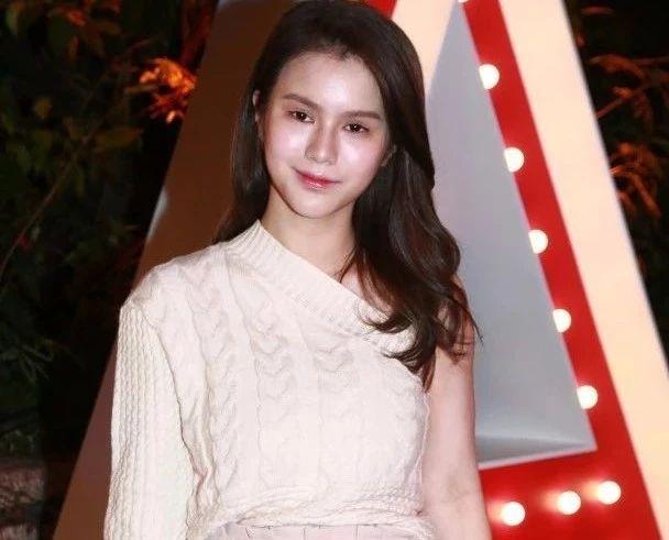 曾是餐厅服务员因被偷拍走红网络 如今22岁获捧成影视歌三栖艺人