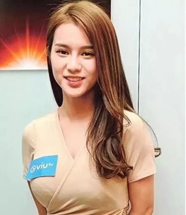 曾是餐厅服务员因被偷拍走红网络 如今22岁获捧成影视歌三栖艺人