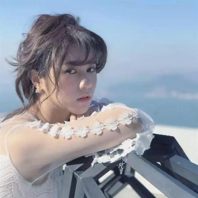 曾是餐厅服务员因被偷拍走红网络 如今22岁获捧成影视歌三栖艺人