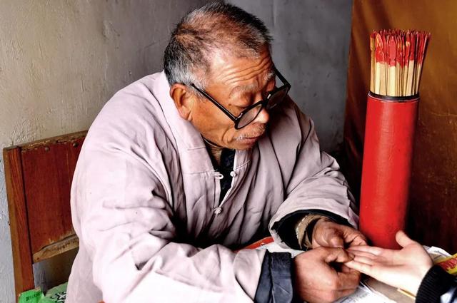 揭秘江湖“算卦人”的老底，“算卦”神仙术，揭穿不值一文钱