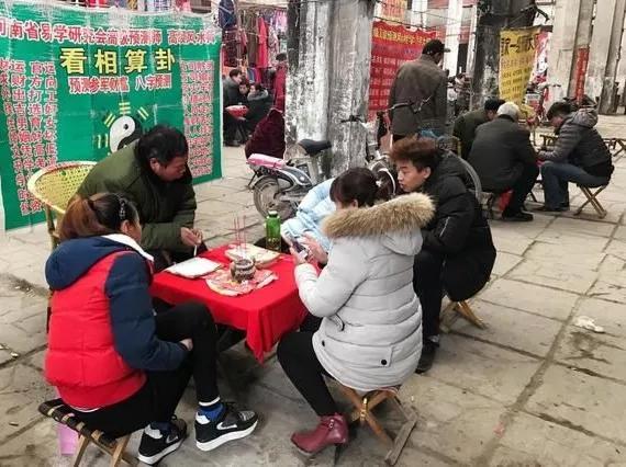 揭秘江湖“算卦人”的老底，“算卦”神仙术，揭穿不值一文钱