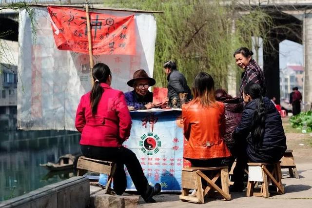 揭秘江湖“算卦人”的老底，“算卦”神仙术，揭穿不值一文钱