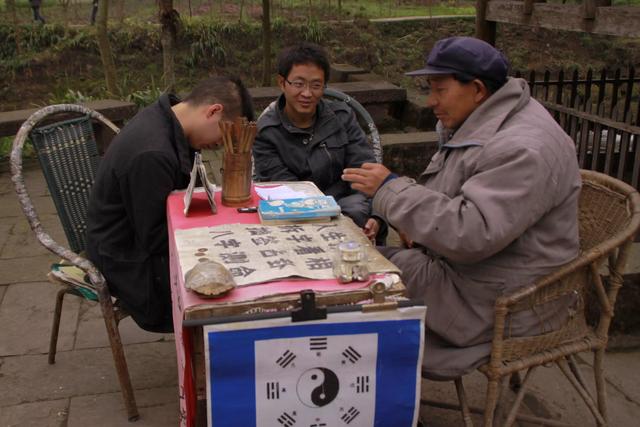 揭秘江湖“算卦人”的老底，“算卦”神仙术，揭穿不值一文钱