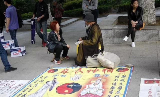 揭秘江湖“算卦人”的老底，“算卦”神仙术，揭穿不值一文钱