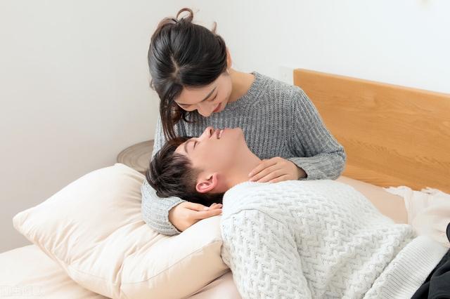 故事：婚事遭家人反对，情侣偷户口本去民政局，却出意外进医院里