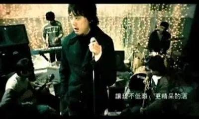 《海阔天空》阿信的声音除了高亢、还多了一份沧桑