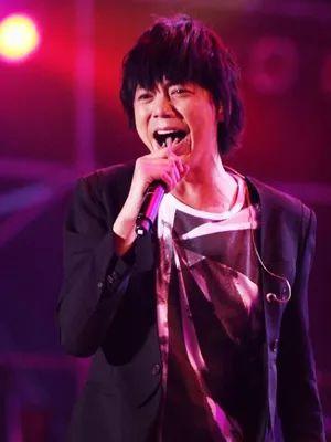 《海阔天空》阿信的声音除了高亢、还多了一份沧桑