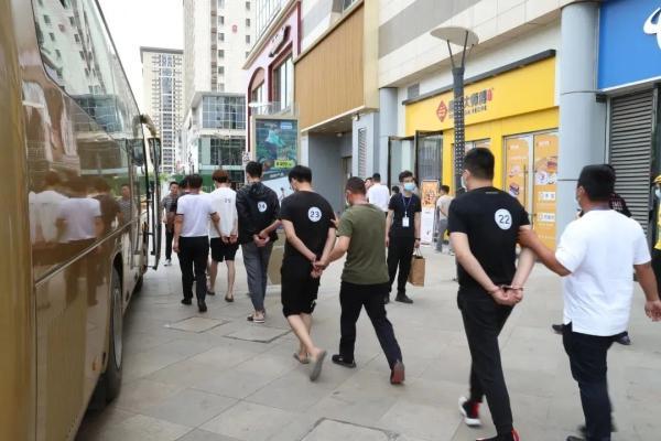 我观这位施主印堂发黑，近日必有灾厄……