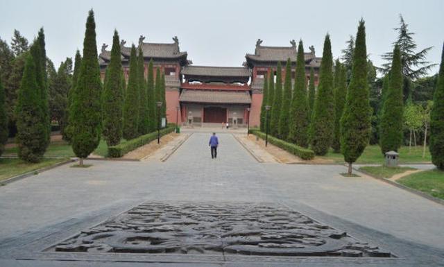宋朝皇帝生辰不好，死了只能葬在低洼处，风水先生想出了个绝招