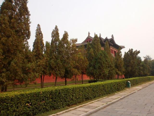 宋朝皇帝生辰不好，死了只能葬在低洼处，风水先生想出了个绝招