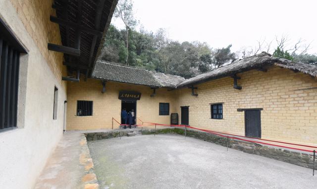 毛泽东8岁就会写诗，却屡遭教书先生辞退，先生直言：太难管教了