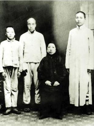 毛泽东8岁就会写诗，却屡遭教书先生辞退，先生直言：太难管教了