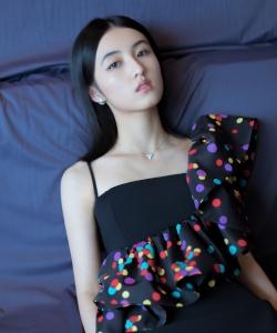 脖子前倾像乌龟，别让富贵包毁掉你的气质，张子枫的经验值得你学